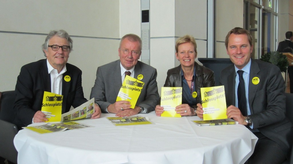 Die Bundestagsabgeordneten Christoph Strässer, Ruprecht Polenz, Maria Klein-Schmeink MdB und Daniel Bahr MdB Die Bundestagsabgeordneten Christoph Strässer, Ruprecht Polenz, Maria Klein-Schmeink MdB und Daniel Bahr MdB